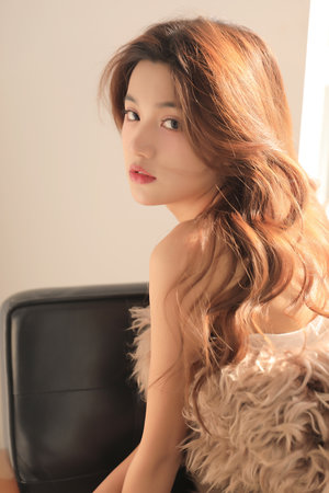 美女上公交车被挤的衣服都破了